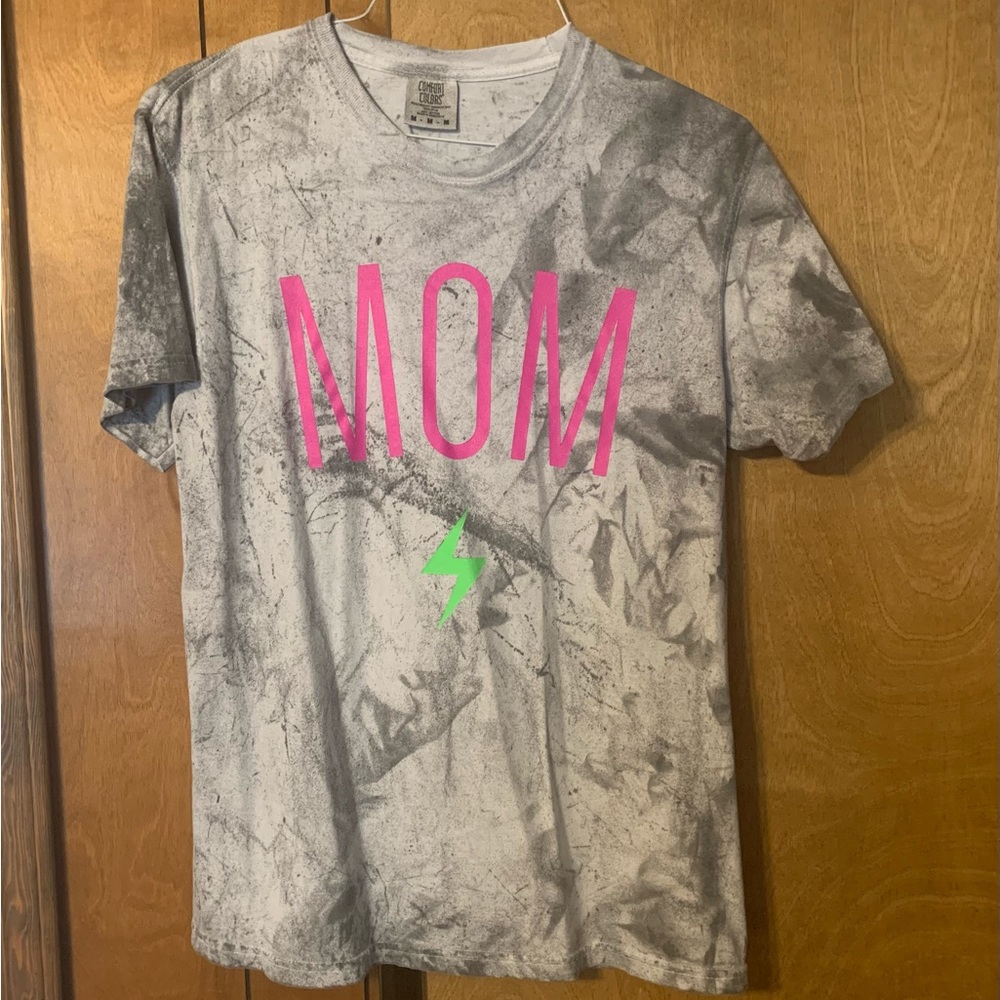 Ladies dark & light gray Medium T-shirt with pinkish color “MOM” on it